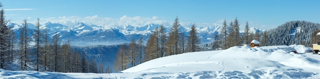 Panorama do maciço da montanha de Dachstein de inverno