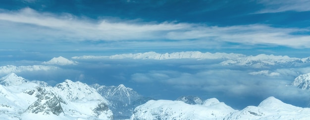 Panorama do maciço da montanha de Dachstein de inverno