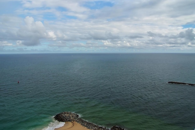 Panorama do mar com água azul e céu nublado em fundo de paisagem em Fort Lauderdale, EUA. Turismo e destino turístico. Férias de verão e conceito de viagem