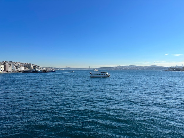 panorama do mar com veleiro