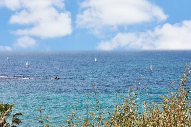 Panorama do mar mediterrâneo com veleiros da antiga Jaffa