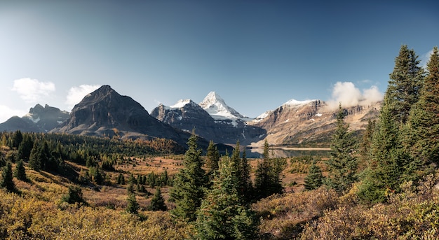 Panorama do Monte Assiniboine com o Lago Magog na floresta de outono no parque provincial