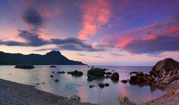 Panorama do nascer do sol na baía do mar