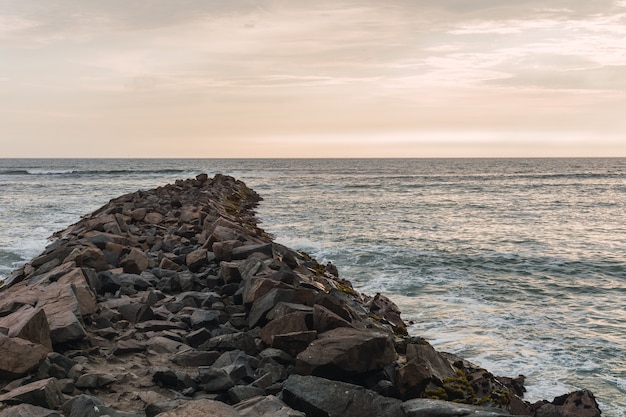 Foto panorama do oceano azul da costa de lima, reflexo do sol e ondas calmas