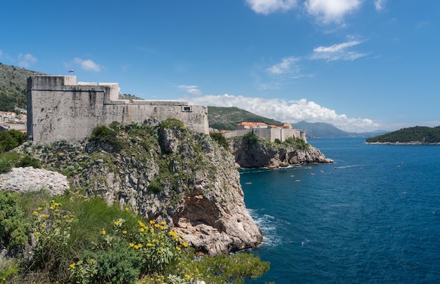 Panorama do penhasco sob Fort Lawrence e muralhas da cidade velha em Dubrovnik