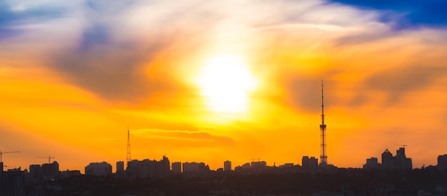 Panorama do pôr do sol da cidade moderna