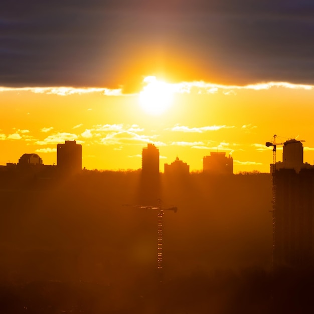 Foto panorama do pôr do sol na cidade