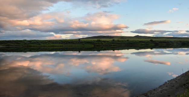 Panorama do pôr do sol no Rio Norte