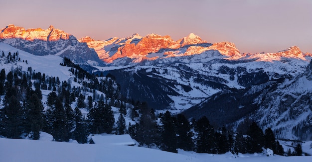 Panorama do pôr do sol sobre as dolomitas fanis, tirol do sul, itália