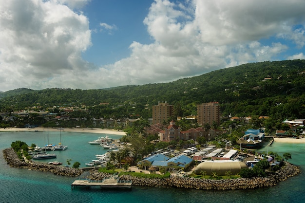 Panorama do porto de Ocho Rios, na Jamaica, visto do mar