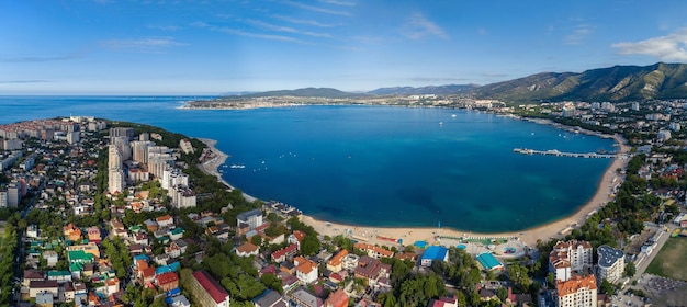 Panorama do resort Gelendzhik de uma altura do Mar Negro The Gelendzhik Bay