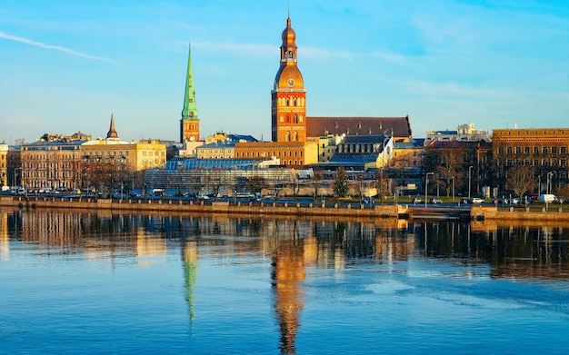 Panorama do Rio Daugava e da cidade velha com a Catedral Dome em Riga, na Letónia.