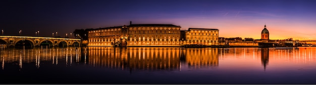 Panorama do rio garonne ao pôr do sol. ponte de são pedro, capela de são josé e pont neuf, toulouse, frança