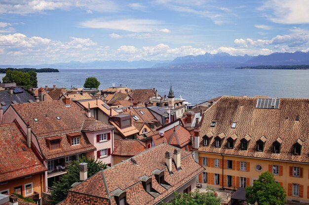 Panorama do telhado de nyon viagem serena e pitoresca