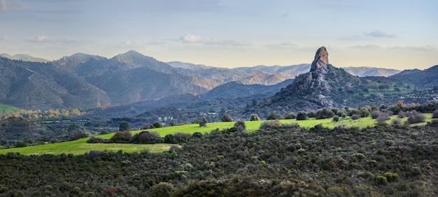 Panorama do vale do rio Sirkatis com rocha Kourvellos perto de Lefkara Chipre