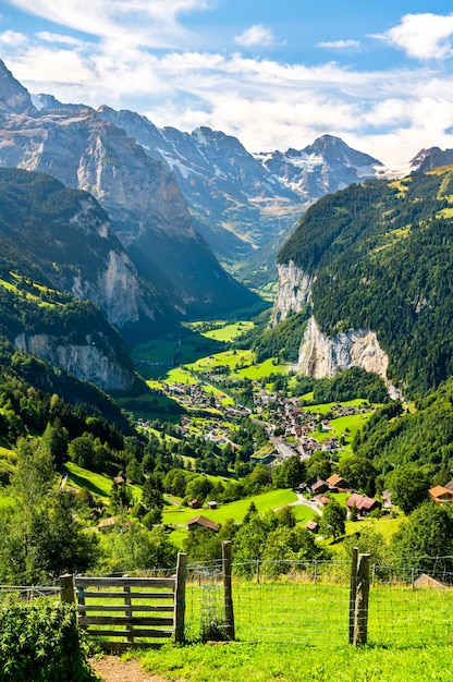Panorama do vale Lauterbrunnen de Wengen, nos Alpes suíços