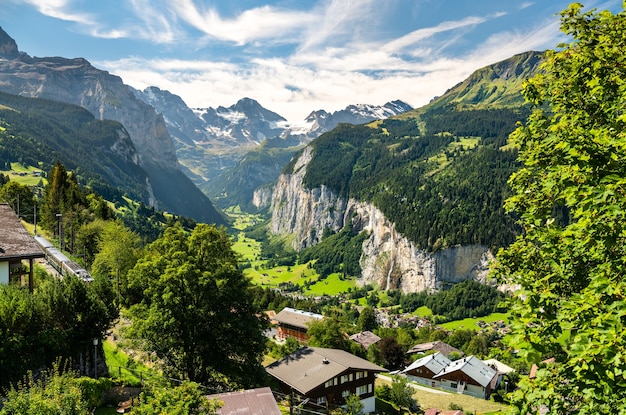 Panorama do vale Lauterbrunnen de Wengen, nos Alpes suíços