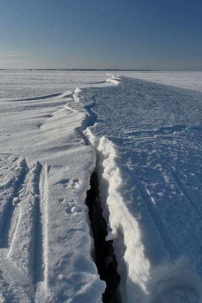 Panorama do Volga no inverno em um dia claro