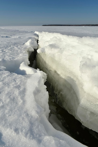 Panorama do volga no inverno em um dia claro