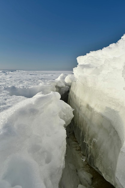 Panorama do Volga no inverno em um dia claro