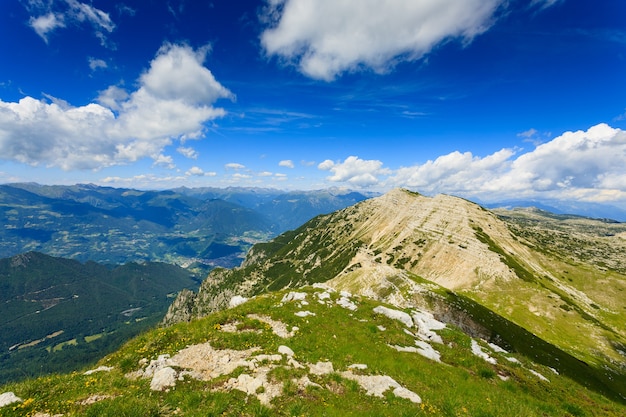 Panorama dos Alpes italianos, topo de uma montanha, Cima Larici Asiago