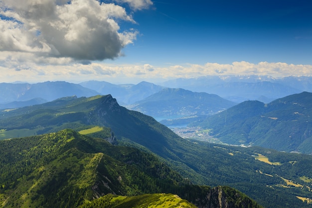 Panorama dos Alpes italianos, topo de uma montanha, Cima Larici Asiago