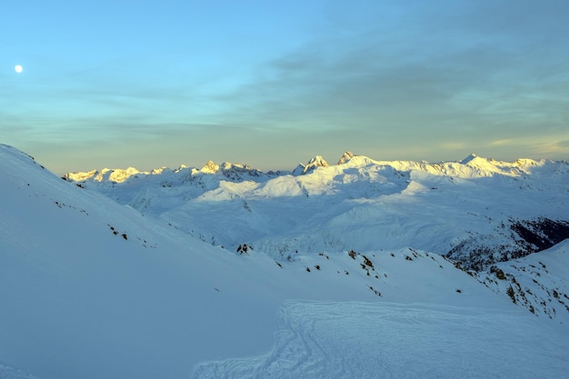 Panorama dos Alpes suíços da montanha Parsenn no pôr do sol de inverno