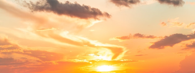 Panorama dramático del cielo del amanecer con nubes de fondo