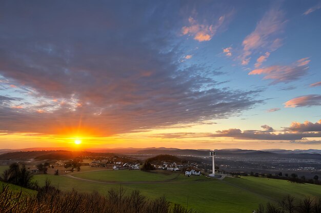 Panorama dramático do nascer do sol da manhã de domingo de Páscoa com cruz na colina