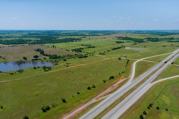 Panorama-Draufsicht auf das ursprüngliche Straßenbett der Route 66 in der Nähe von Clinton Oklahoma.