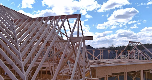 Foto panorama-draufsicht auf den neuen stock aus der nähe, der im bau ist, unter einer rahmenstruktur aus holz fr