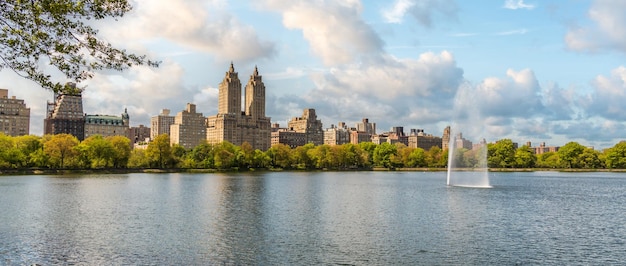 Panorama con el edificio eldorado y depósito con fuente en central park en midtown manhattan en