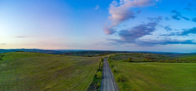 Panorama einer Aussicht von einer Höhe auf die Wiesen und Hänge des Balkangebirges bei Tageslicht in Bulgarien