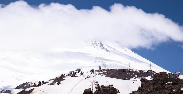 Foto panorama einer farbigen berglandschaft mit den schneebedeckten bergen