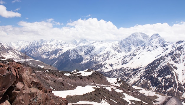 Panorama einer farbigen Berglandschaft mit den schneebedeckten Bergen