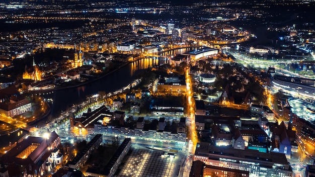 Panorama einer hell erleuchteten nordeuropäischen stadt bei nacht aus der höhe