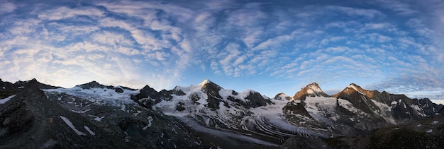 Panorama eines Bergrückens mit den Gipfeln Ober Gabelhorn und Dent Blanche der Schweizer Alpen