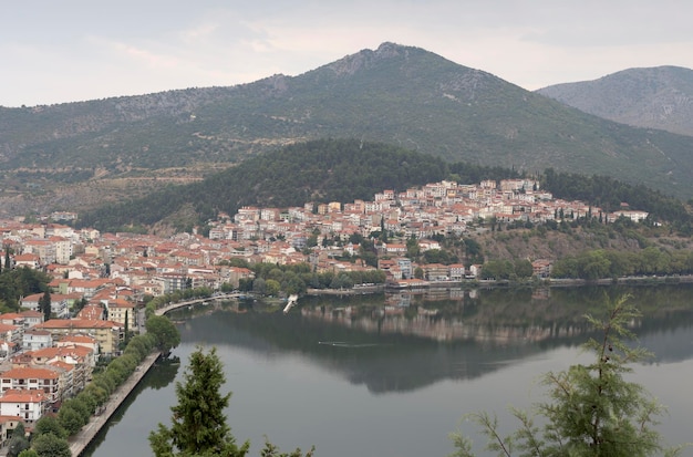 Panorama eines Bergsees Orestiada und der Stadt Kastoria an einem bewölkten Tag Mazedonien Nordwestgriechenland