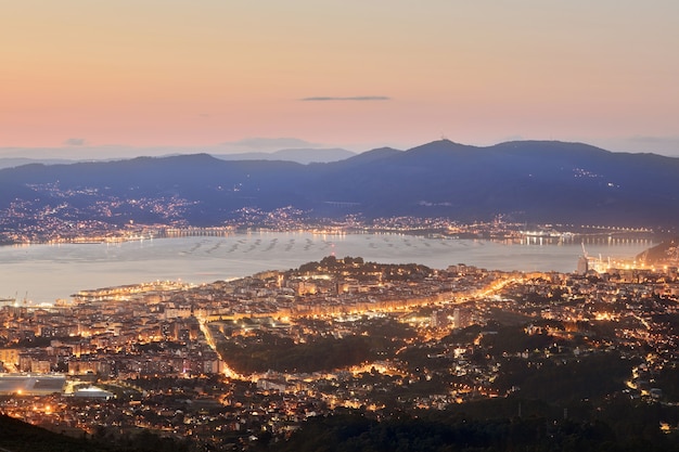 Panorama eines Sonnenuntergangs über der Stadt Vigo.