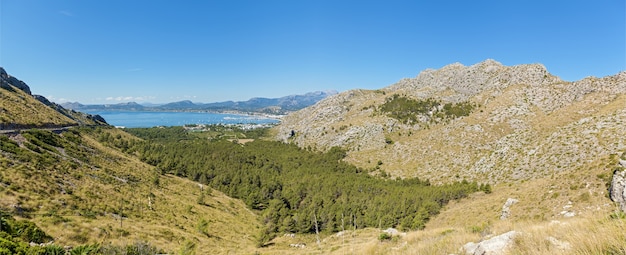 Panorama em palma de maiorca. panorama de palma de mayor, que oferece uma vista deslumbrante da costa da cidade litorânea, do porto lotado e das enormes montanhas.