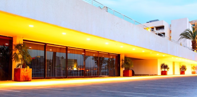 Foto panorama de la entrada al restaurante de un hotel moderno