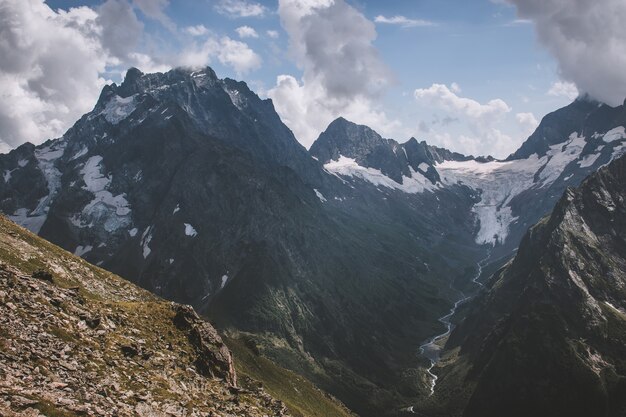 Panorama de la escena de las montañas con un espectacular cielo azul en el parque nacional de Dombay, Cáucaso, Rusia. Paisaje de verano y día soleado.