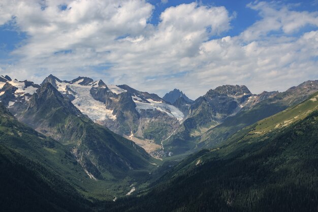 Panorama de la escena de las montañas con un espectacular cielo azul en el parque nacional de Dombay, Cáucaso, Rusia. Paisaje de verano y día soleado.