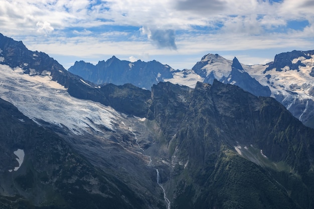 Panorama de la escena de las montañas con un espectacular cielo azul en el parque nacional de Dombay, Cáucaso, Rusia. Paisaje de verano y día soleado.