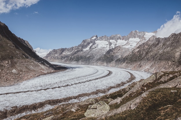 Panorama de la escena de las montañas, paseo por el gran glaciar Aletsch, ruta Aletsch Panoramaweg en el parque nacional de Suiza, Europa. Paisaje de verano, clima soleado, cielo azul y día soleado