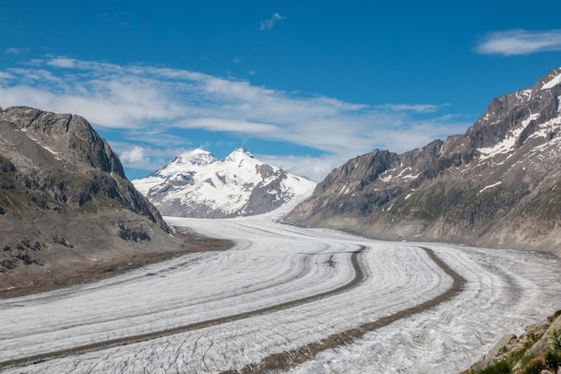 Panorama de la escena de las montañas, paseo por el gran glaciar Aletsch, ruta Aletsch Panoramaweg en el parque nacional de Suiza, Europa. Paisaje de verano, clima soleado, cielo azul y día soleado