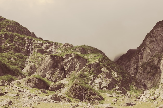 Panorama de la escena de las montañas en la ruta del puente Trift en el parque nacional de Suiza, Europa. Espectacular cielo nublado y soleado paisaje de verano