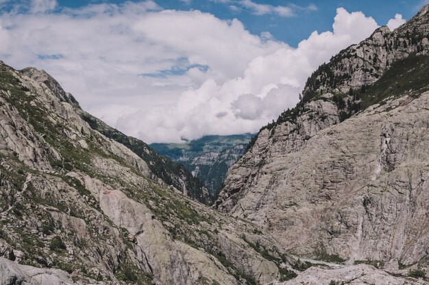 Panorama de la escena de las montañas en la ruta del puente Trift en el parque nacional de Suiza, Europa. Paisaje de verano, clima soleado, espectacular cielo nublado y día soleado