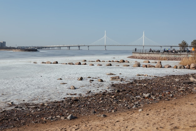 Panorama escénico del hermoso puente blanco sobre el golfo de Finlandia en San Petersburgo, Rusia