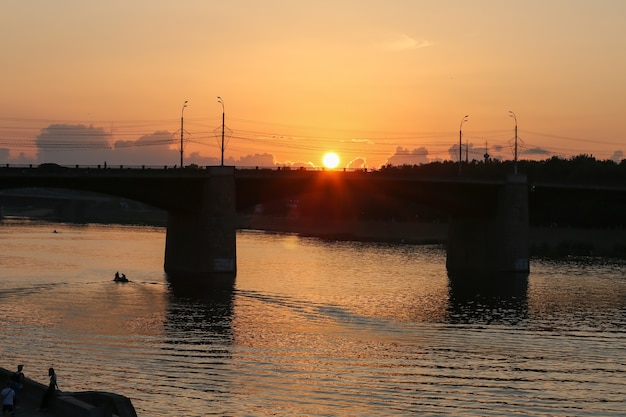 Panorama escénico del río Volga en la puesta del sol